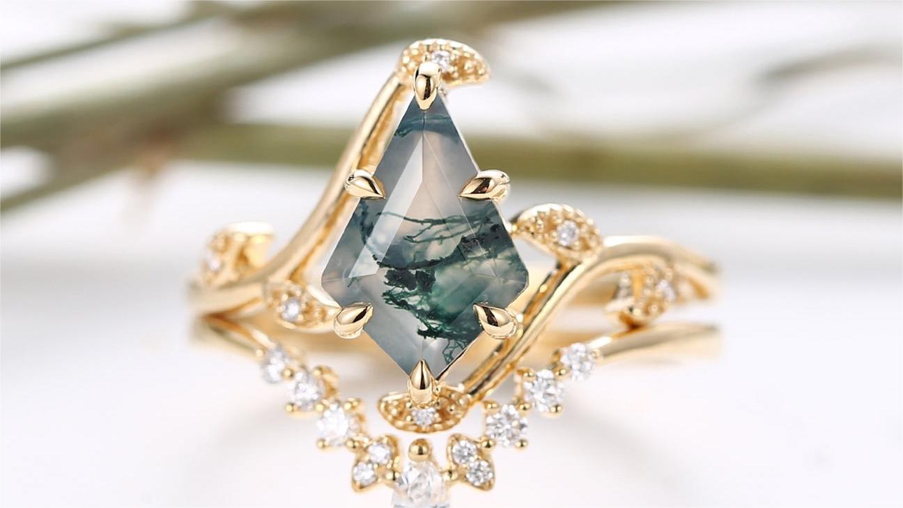 What Benefits Do Moss Agate Engagement Rings Offer?
