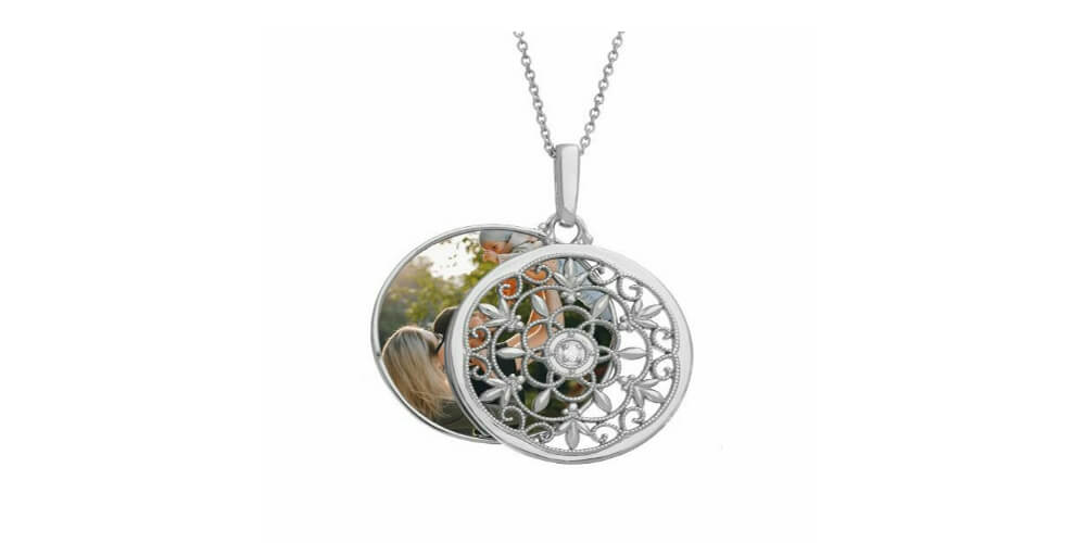 The uniqueness of personalized photo necklaces